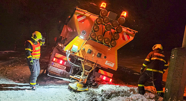 Kalamita se přestěhovala na Ostravsko, zmobilizovali i vyprošťovací jeřáb