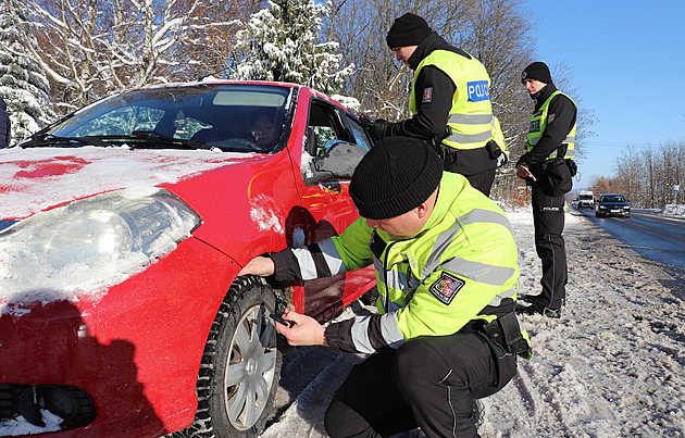 Policisté v Beskydech kontrolovali řidiče, někteří měli zasněžené vozy