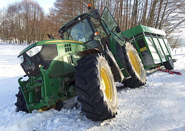 Traktor s telaty skončil v příkopu, zvířata museli dovézt náhradním vozem