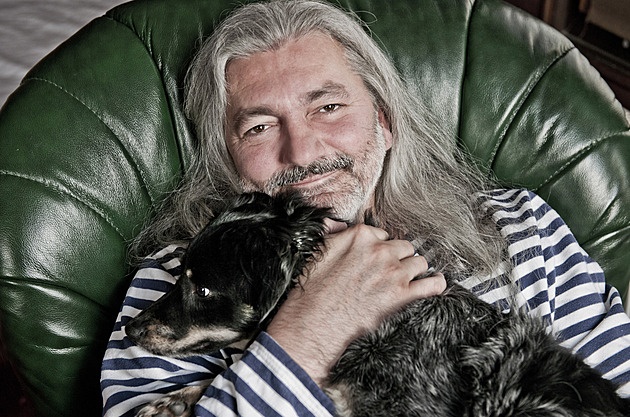 Po Vánocích nás čeká společný dárek. Hůlka o rodině i 10 kilometrech denně