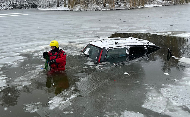 V Česku nasněžilo, přibylo nehod. Auta končila mimo vozovku, jedno v rybníku