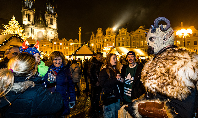 OBRAZEM: Českem chodí Mikuláš, čerti číhali na děti i prezidenta