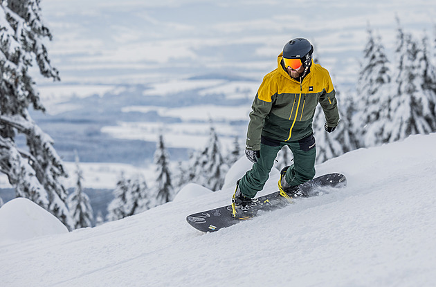 Sjezdovky v Krkonoších a Orlických horách vytrvale zasypává nový sníh
