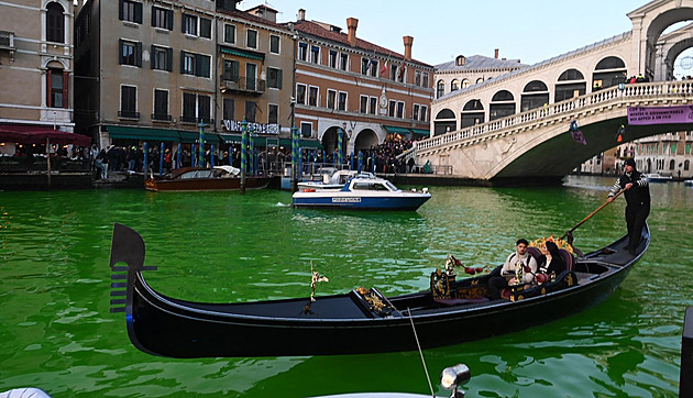 Benátky zezelenaly, klimaaktivisté na protest obarvili vodu ve Velkém kanále