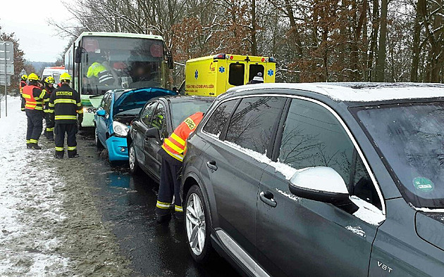 Na Chebsku havaroval autobus s dětmi, jedno je zraněné. Silnice byla uzavřená