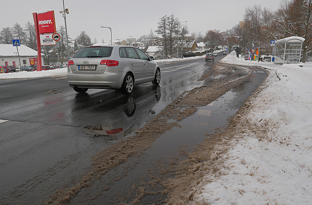 Oprava ulice ve Žďáře stála miliony, obrovské kaluže ji ale nezbavila