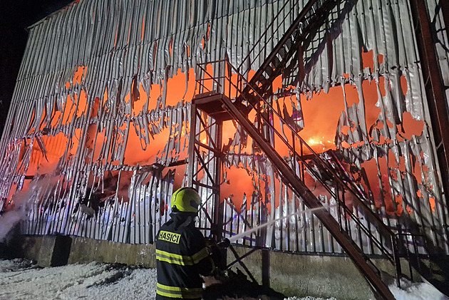 Plameny zachvátily sklad sena na Pelhřimovsku, škoda šplhá k 25 milionům