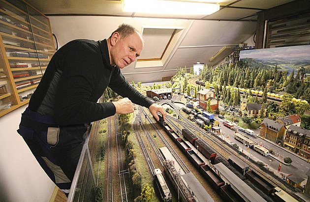 Modelář nabízí pětimetrové kolejiště za pět milionů. A k němu dům jako bonus