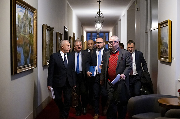 Odboráři se poprvé od stávky sešli s vládou. Budou řešit i zdravotnictví