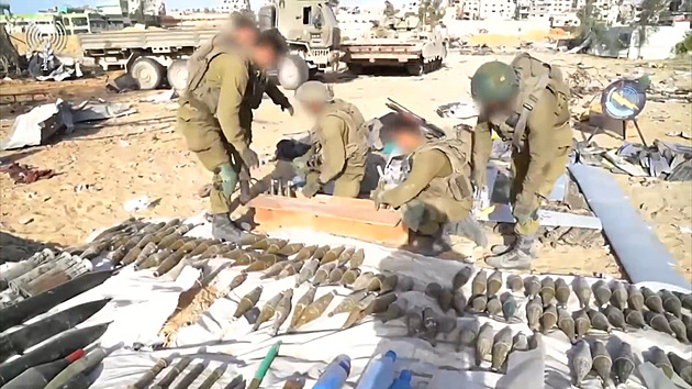 VIDEO: Rakety, granáty, drony... Izraelci ukázali, co Hamás schovával u školy
