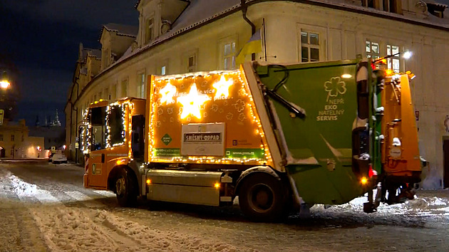 Odpad v centru Prahy opět sbírá nazdobený popelářský vůz, lidé si jej oblíbili