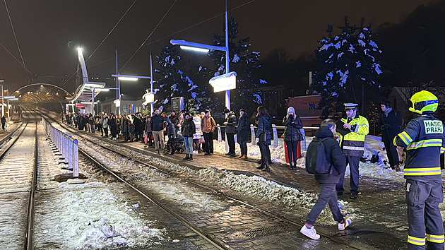 Auto skončilo v tramvajové trati, cizince v Hlubočepích tam poslala navigace