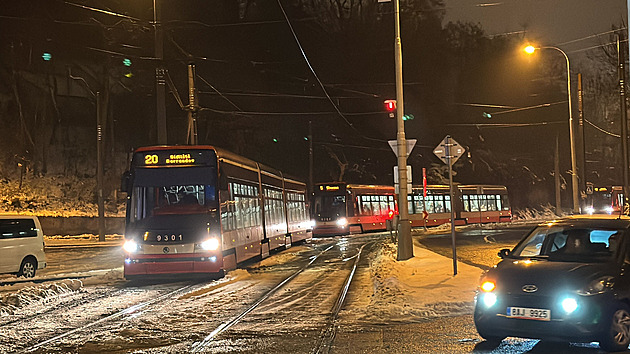 V Praze 6 vykolejila tramvaj, záchranáři na místě ošetřili ženu
