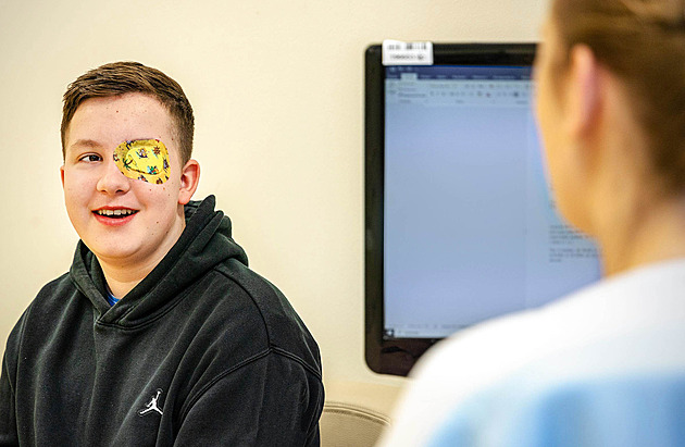 Po autonehodě jen ležel a nevnímal, díky lékařům teď chlapec zvládá i školu