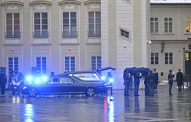 Do svatého Víta převezli rakev s ostatky Schwarzenberga, mše začne v poledne