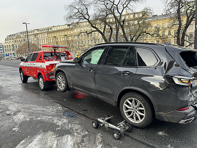 Tři nehody na jedné křižovatce během chvíle. Dopravu v Praze komplikuje ledovka