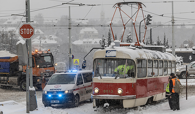 V Praze ruší kvůli sněhu autobusové linky, i na dálnicích hlásí náledí