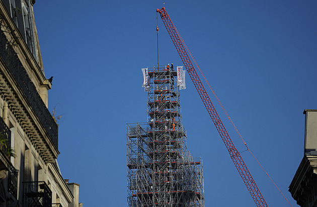 OBRAZEM: Rok do otevření. Notre-Dame už má i nový kříž, brzy zmizí lešení