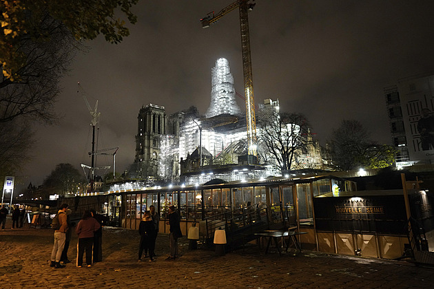 OBRAZEM: Rok do otevření. Notre-Dame už má i nový kříž, brzy zmizí lešení