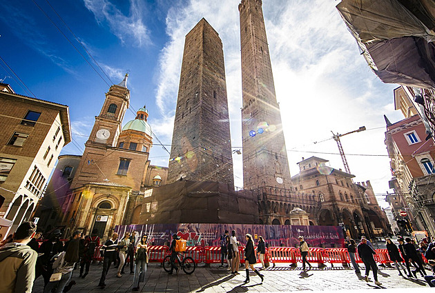 Bologna má plán na záchranu šikmé věže. Potrvá roky a bude stát miliony eur