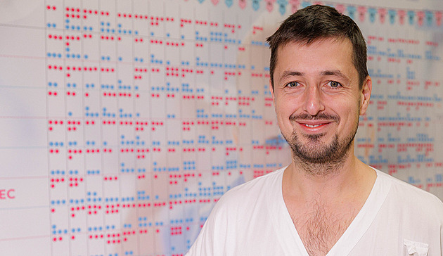 Dítě patří po porodu na hrudník matky. I to předčasně narozené, říká neonatolog