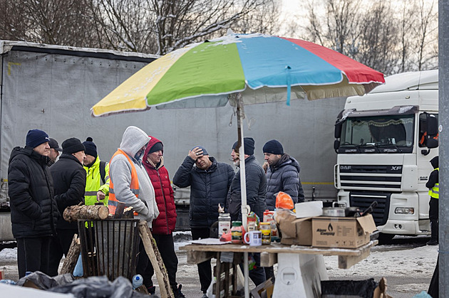 Ukrajina obešla polskou blokádu. Kamiony poslala vlakem a řidiče autobusem