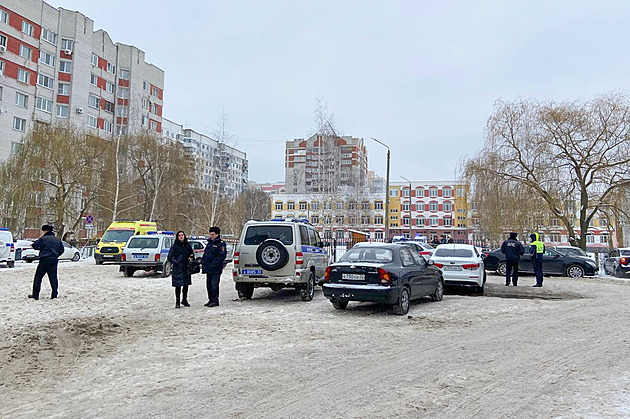 Čtrnáctiletá dívka střílela ve škole v ruském Brjansku, pak se zabila