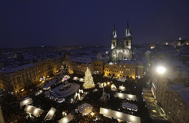 Osm kilometrů světýlek a animace Popelky. Praha rozsvítila vánoční strom