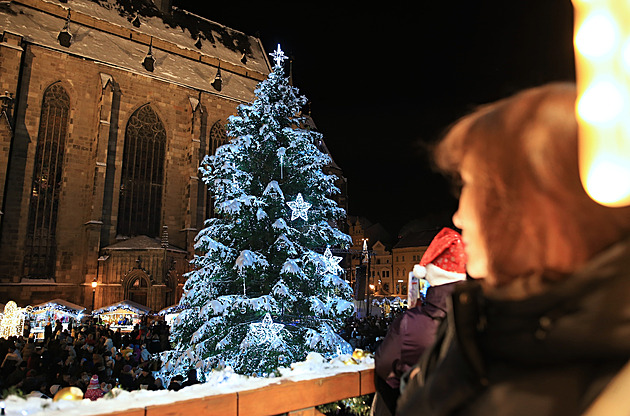 V centrech měst Plzeňského kraje se od pátku do neděle rozsvítily vánoční stromy