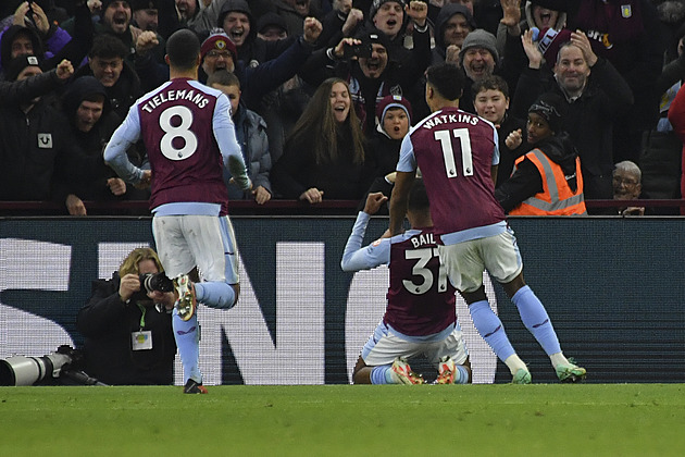 Aston Villa porazila City a je třetí. United zdolali Chelsea, slaví i Liverpool