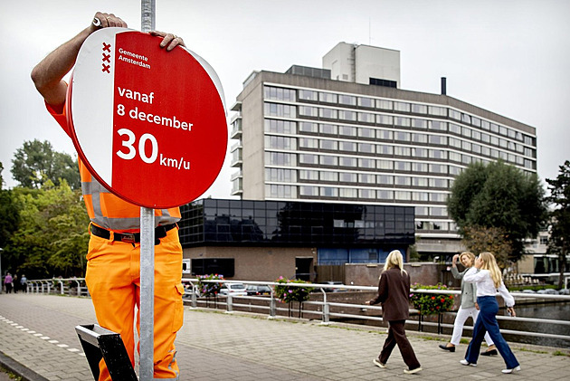 Amsterdam zavedl maximální rychlost aut na 30 km/h. Slibuje si bezpečí v ulicích