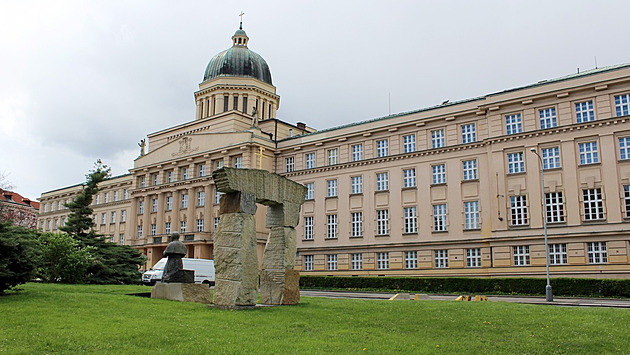 Katolická fakulta UK má podle auditu příliš studentů a učitele beze smlouvy