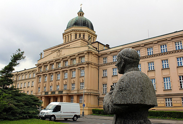 Děkan pražské teologické fakulty rezignoval. Dříve se řešilo jeho odvolání