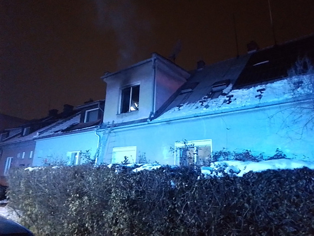 Plameny zachvátily dům v Olomouci, hasiči oživovali jednoho obyvatele