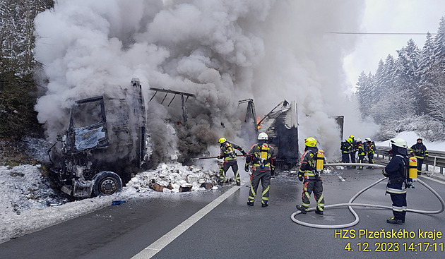 Na D5 u hranic se srazily tři kamiony, jeden shořel. Dálnice stála 20 hodin