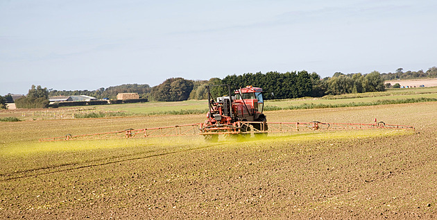 Čeští zemědělci mohou slavit, snižování pesticidů v EU se odkládá