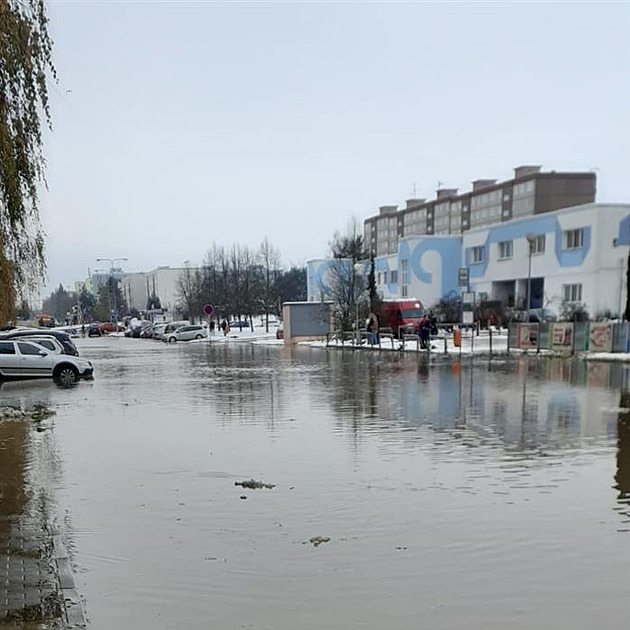 Havárie potrubí zaplavila ulice Mladé Boleslavi, tisíce lidí byly bez vody