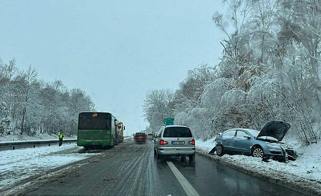 Česko je pod sněhem. Na D5 stála auta hodiny, D1 opět zablokovaly kamiony