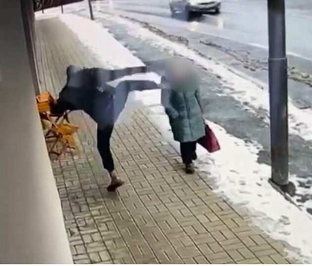 Mladík v Chebu napadl na ulici seniorku. Kopl ji do hlavy a cht�l ji okrást....