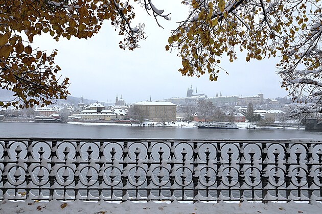 Sněhulák slaví první sníh v Praze