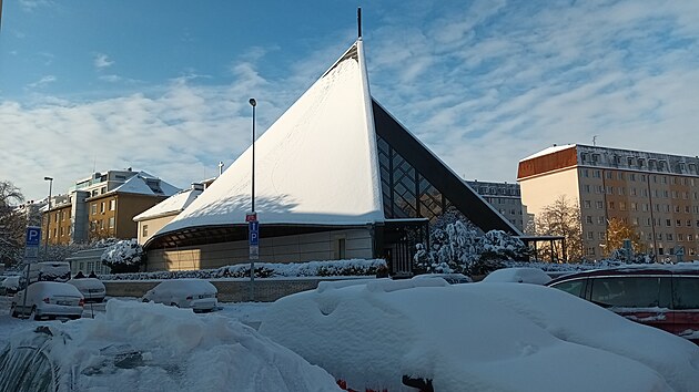 Strašnický kostel pod sněhem 