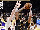 Anthony Davis (3) z Los Angeles Lakers se snaí zakonit na ko Phoenixu,...