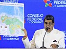 Venezuelský prezident Nicolás Maduro ukazuje mapu Venezuely i s guyanským...