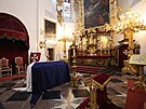 Rakev s urnou je uloena uprosted kostela a je zahalena do schwarzenberské...