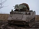 Vojáci 58. mechanizované brigády ukrajinské armády ve vozidle LAV M113 na...