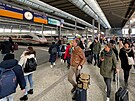 Lidé se procházejí na hlavním vlakovém nádraí Hauptbahnhof, poté, co Bavorsko...