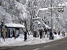 Cestující ekají na autobus na zasnené zastávce v Mnichov. (4. prosince 2023)