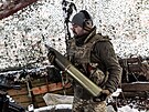 Ukrajinský voják nese munici na bojovém postavení ve smru na Kremminu v...