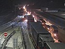 Sníh zkomplikoval dopravu na D1, levý pruh ve smru na Brno stojí kvli nehod...