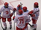 Hokejisté Tince se radují z branky Daniela Voenílka (vpravo).